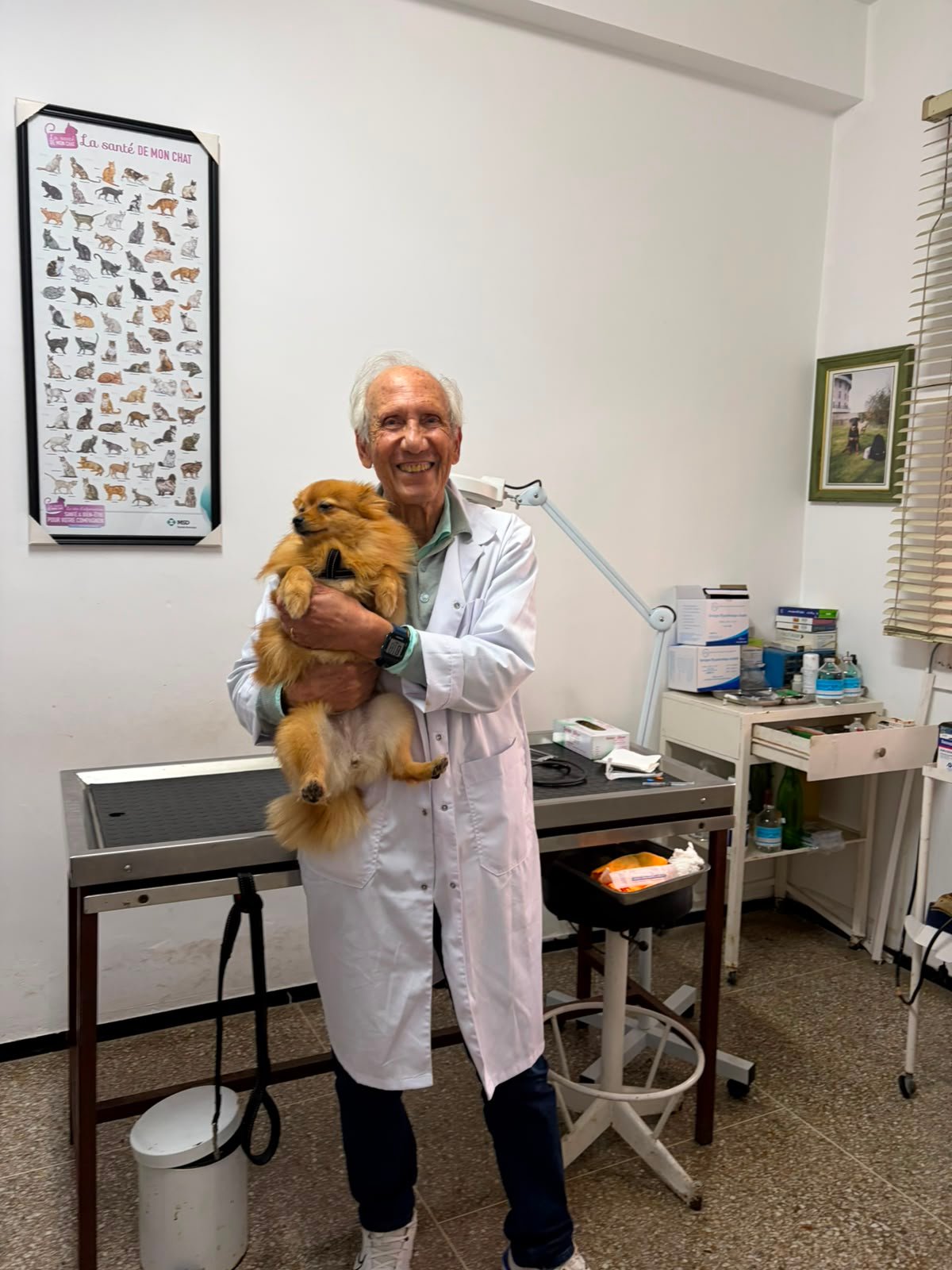 Le Dr Mohammed Alaoui tenant un petit chien dans sa clinique à Rabat